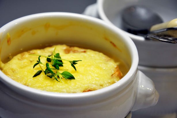 Zuppa di cipolle alla francese: come si prepara e cosa bere