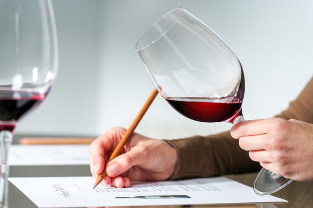 Come descrivere un vino: colore, odore, sapore e gusto
