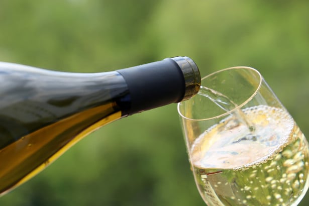 Vino bianco frizzante: caratteristiche e vini migliori