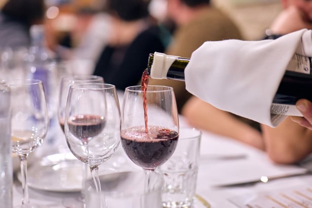 In quale ordine servire il vino? Ecco le regole