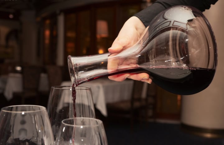 Come si serve il vino? Le regole per un servizio perfetto