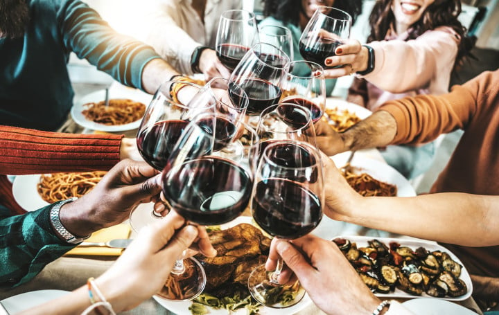 Versatilità a tavola: i vini che si sposano con molti piatti