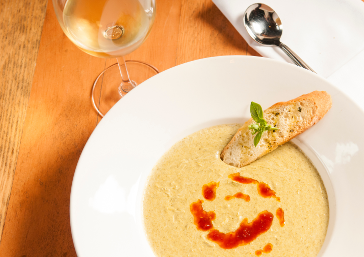 Cosa bere con la zuppa? I migliori abbinamenti con il vino