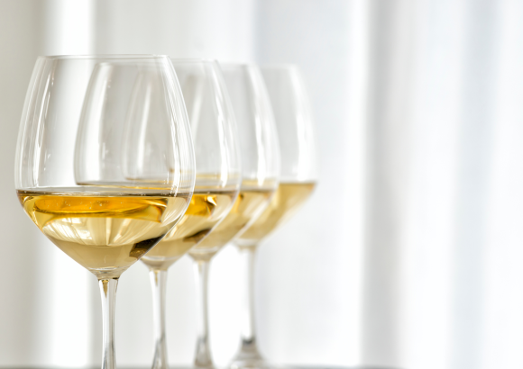 Il vino bianco secco: un viaggio di sapore ed eleganza