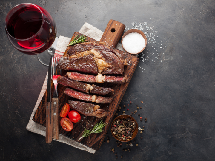 Tagliata di manzo: come prepararla e abbinare il vino perfetto