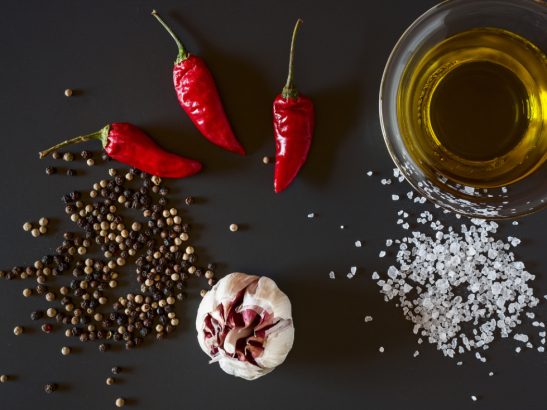 Quale vino bere con i cibi piccanti? Ecco gli abbinamenti perfetti