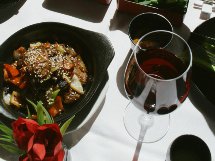 Vino rosso e cucina etnica: dialogo tra spezie e terroir italiano